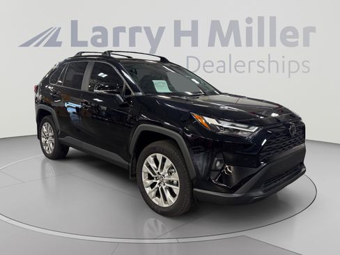 Used 2025 Toyota RAV4 XLE Premium w/ Weather Package AWD/4WD image 7