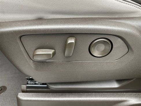 Used 2021 GMC Yukon SLT w/ SLT Premium Package image 12