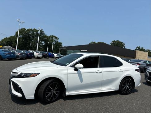 Used 2022 Toyota Camry SE w/ Cold Weather Package FWD image 5