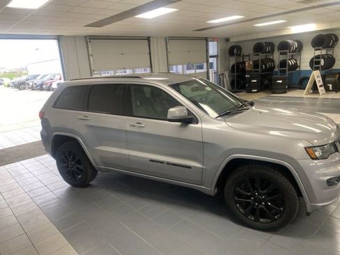 Used 2017 Jeep Grand Cherokee Altitude AWD/4WD image 6