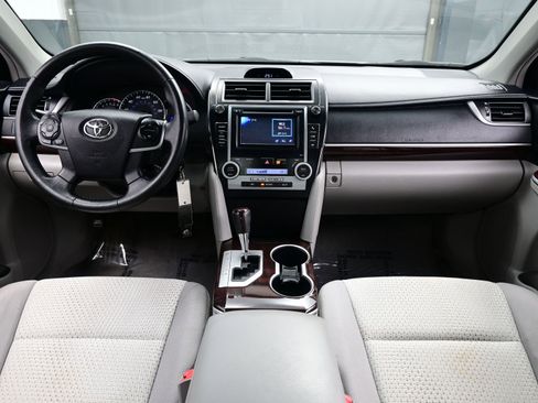 Used 2014 Toyota Camry XLE image 16