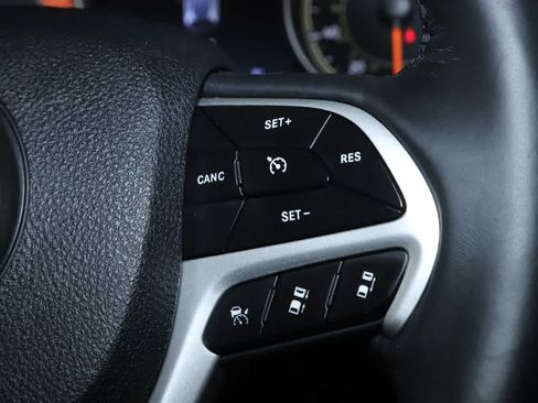 Used 2018 Jeep Cherokee Overland w/ Technology Group AWD/4WD image 25