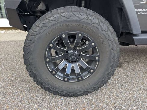 Used 2017 Jeep Wrangler Unlimited Sahara w/ Connectivity Group AWD/4WD image 12