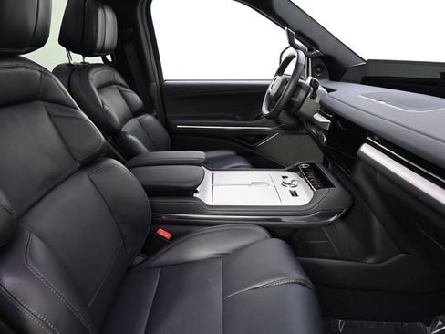 New 2026 Lincoln Navigator Reserve w/ Jet Appearance Package AWD/4WD image 16