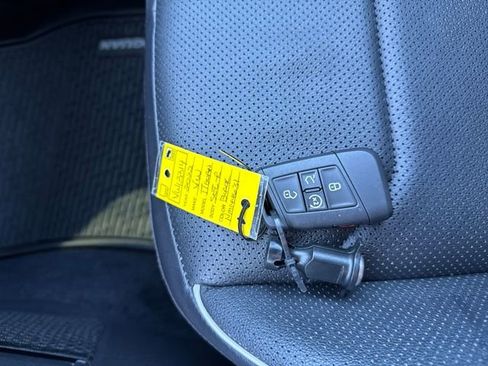 Certified 2022 Volkswagen Tiguan SEL R-Line image 39