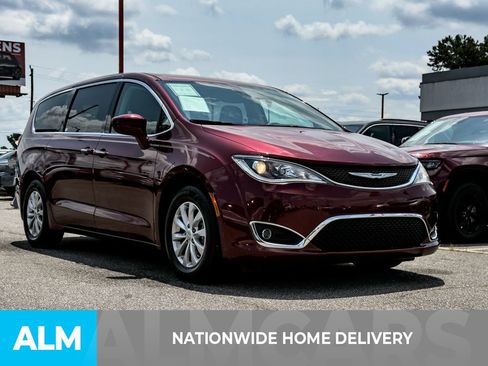 Used 2019 Chrysler Pacifica Touring Plus FWD image 4