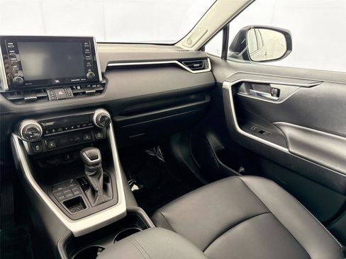 Certified 2020 Toyota RAV4 XLE Premium image 32