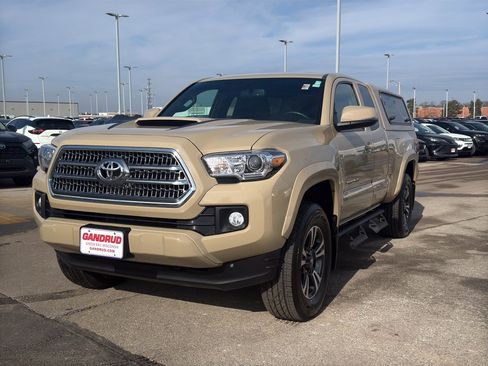 Used 2016 Toyota Tacoma TRD Sport image 2