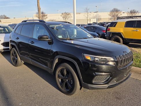 Used 2021 Jeep Cherokee Latitude image 3