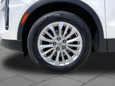 Used 2024 Cadillac XT4 Luxury w/ Cold Weather Package FWD image 11
