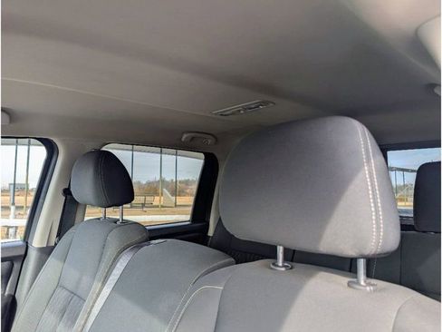 Used 2017 Nissan Titan SV image 15