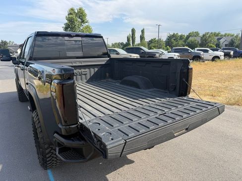 Used 2025 GMC Sierra 2500 AT4X AWD/4WD image 12