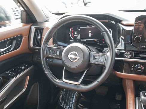 Used 2022 Nissan Pathfinder Platinum w/ Lighting Package (N92) FWD image 17
