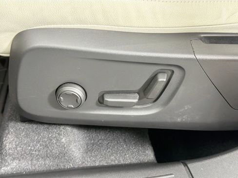 Certified 2023 Volvo XC40 B5 Plus w/ Driver Assist Package image 19