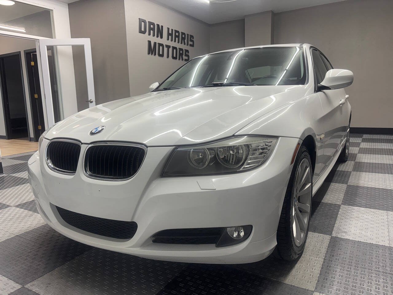 Used 2011 BMW 328i xDrive Sedan AWD/4WD image 3