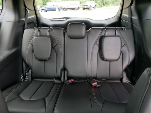 New 2027 Chrysler Pacifica Select w/ Family Tech Group AWD/4WD image 8