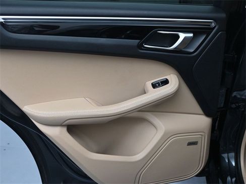 Used 2022 Porsche Macan image 21