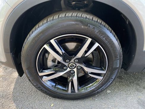 Used 2023 Volvo XC40 B5 Core w/ Climate Package AWD/4WD image 10