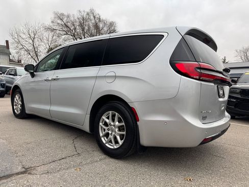 Used 2023 Chrysler Pacifica Touring-L FWD image 7