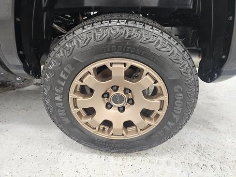 Used 2025 Toyota Tacoma TRD Sport image 10