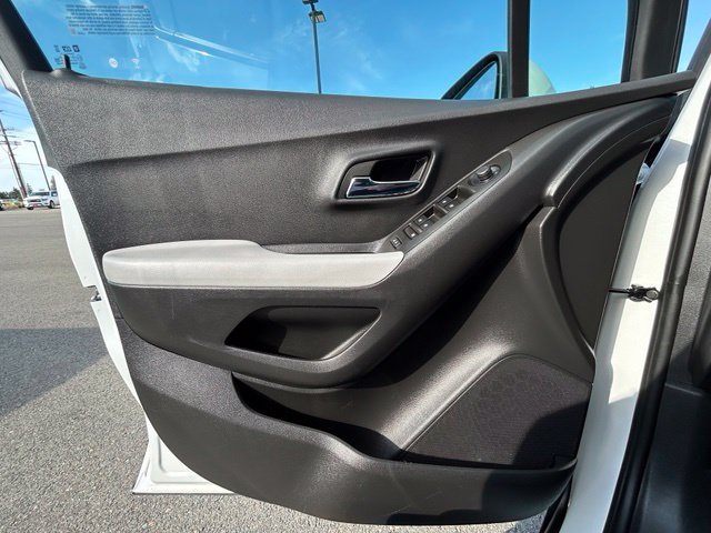 Used 2022 Chevrolet Trax LT w/ LT Convenience Package AWD/4WD image 26