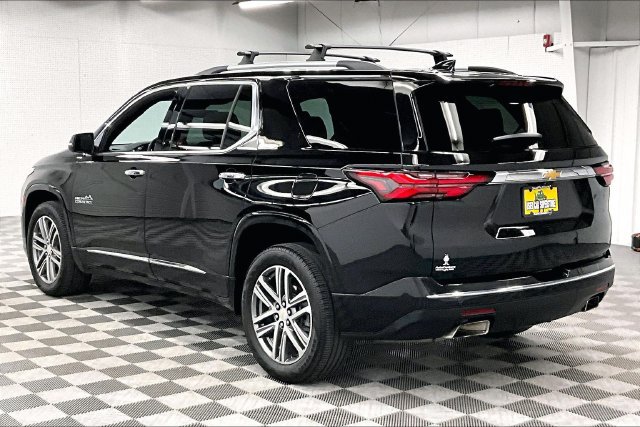 Used 2023 Chevrolet Traverse High Country FWD image 2