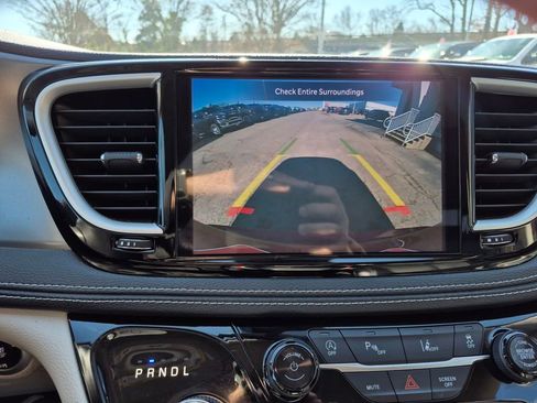 Used 2023 Chrysler Pacifica Touring-L image 21