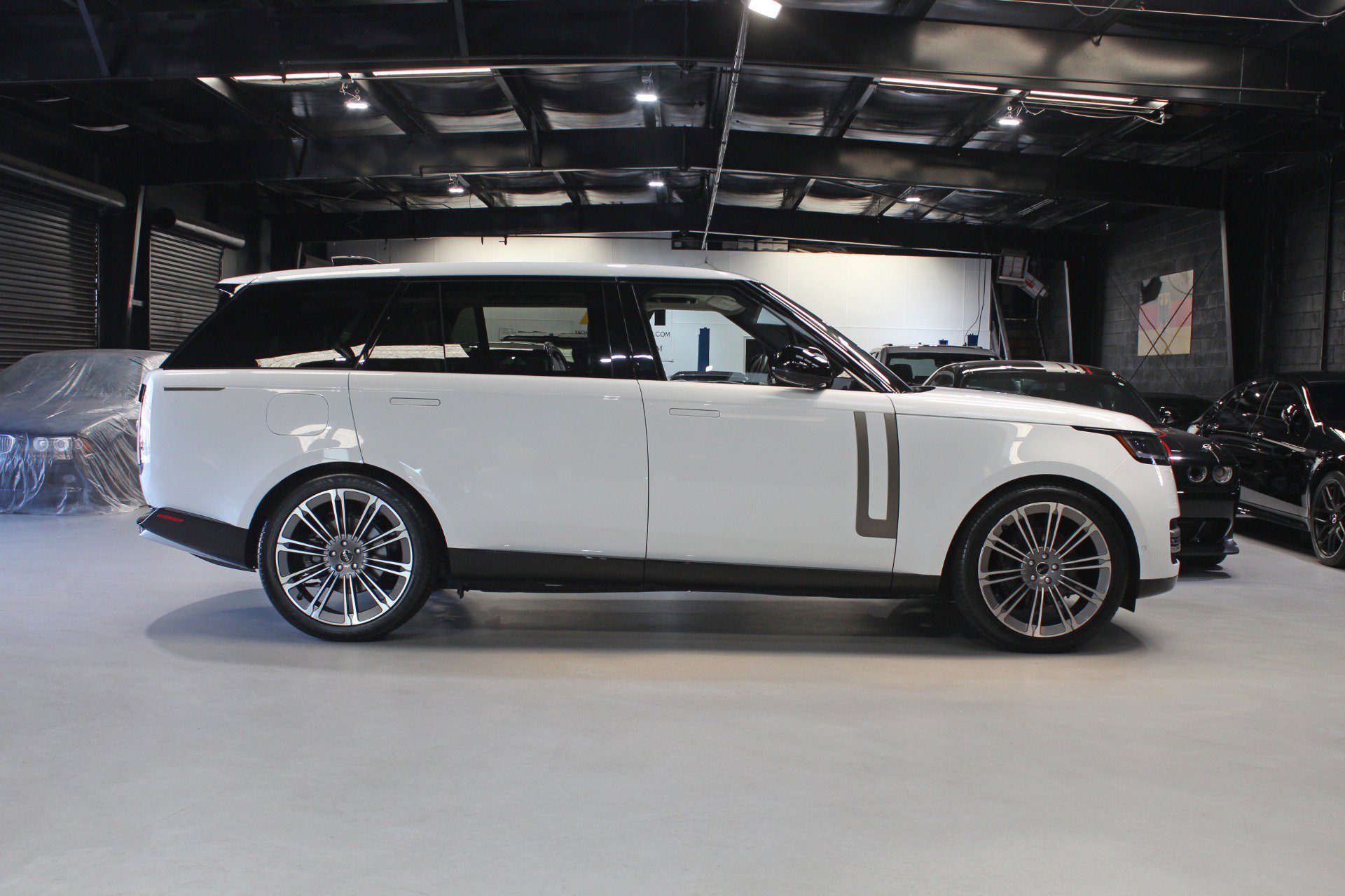 Used 2023 Land Rover Range Rover Long Wheelbase SE AWD/4WD image 17