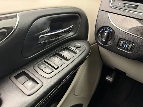 Used 2013 Chrysler Town & Country Touring-L w/ Driver Convenience Group FWD image 12