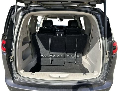 Used 2023 Chrysler Pacifica Touring-L FWD image 19