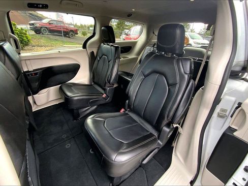 Certified 2024 Chrysler Pacifica Touring-L FWD image 26