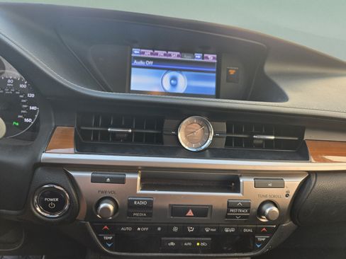 Used 2013 Lexus ES 300h w/ Luxury Pkg FWD image 17
