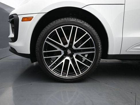 Certified 2025 Porsche Macan AWD/4WD image 4