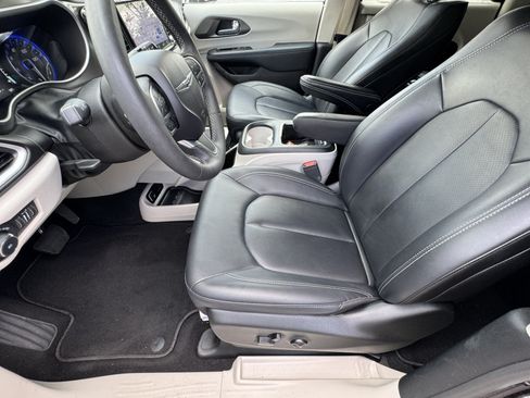Used 2024 Chrysler Pacifica Touring-L FWD image 9
