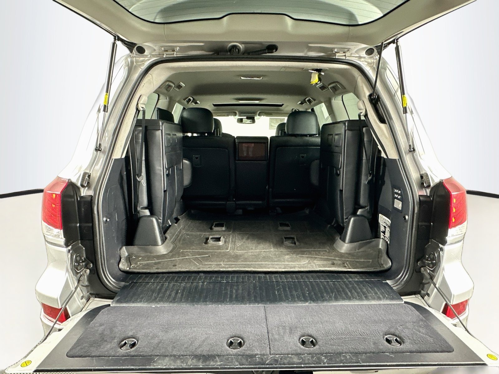 Used 2013 Lexus LX 570 4WD w/ Luxury Pkg image 28