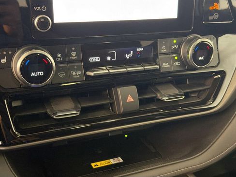 Used 2023 Toyota Highlander XLE AWD/4WD image 17