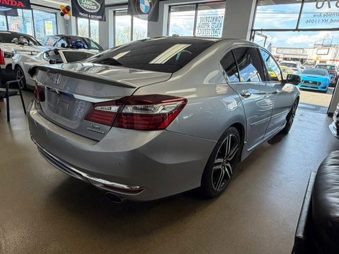 Used 2017 Honda Accord Touring image 11