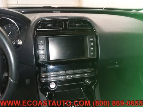 Used 2017 Jaguar XE image 12