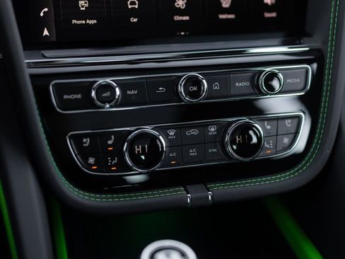 Used 2025 Bentley Bentayga image 46