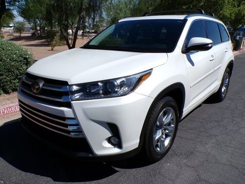 Used 2018 Toyota Highlander Limited FWD image 3