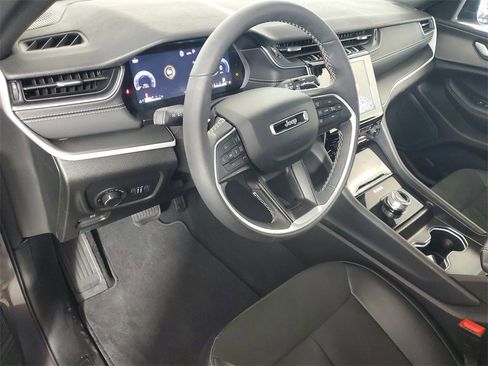 Used 2025 Jeep Grand Cherokee L Altitude image 10