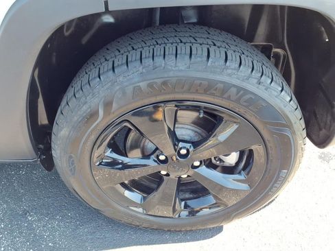 Used 2021 Jeep Cherokee Latitude Plus AWD/4WD image 23
