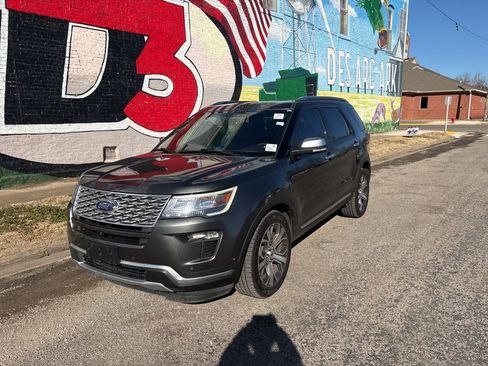 Used 2019 Ford Explorer Platinum image 2
