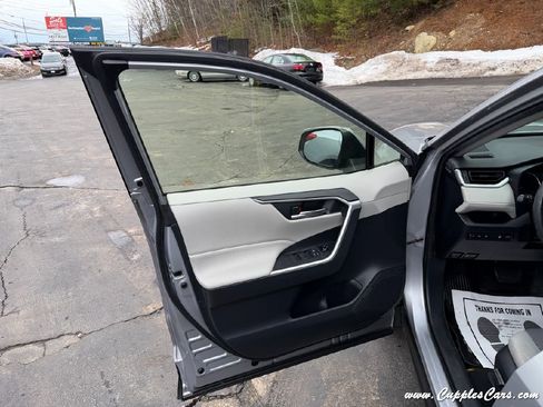 Used 2019 Toyota RAV4 XLE w/ Convenience Package image 6