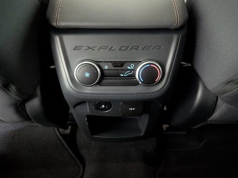 Used 2025 Ford Explorer Active AWD/4WD image 11