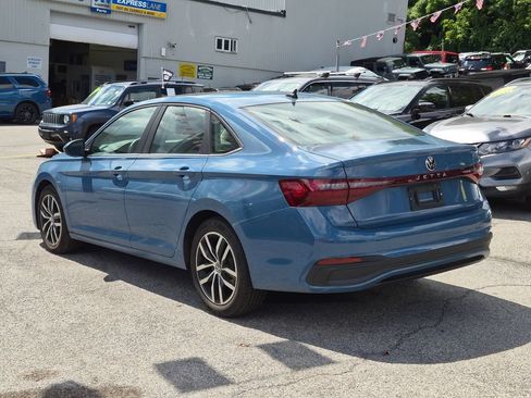 Used 2025 Volkswagen Jetta SE FWD image 9