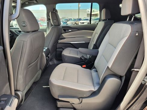 Used 2025 Chevrolet Traverse LT image 14