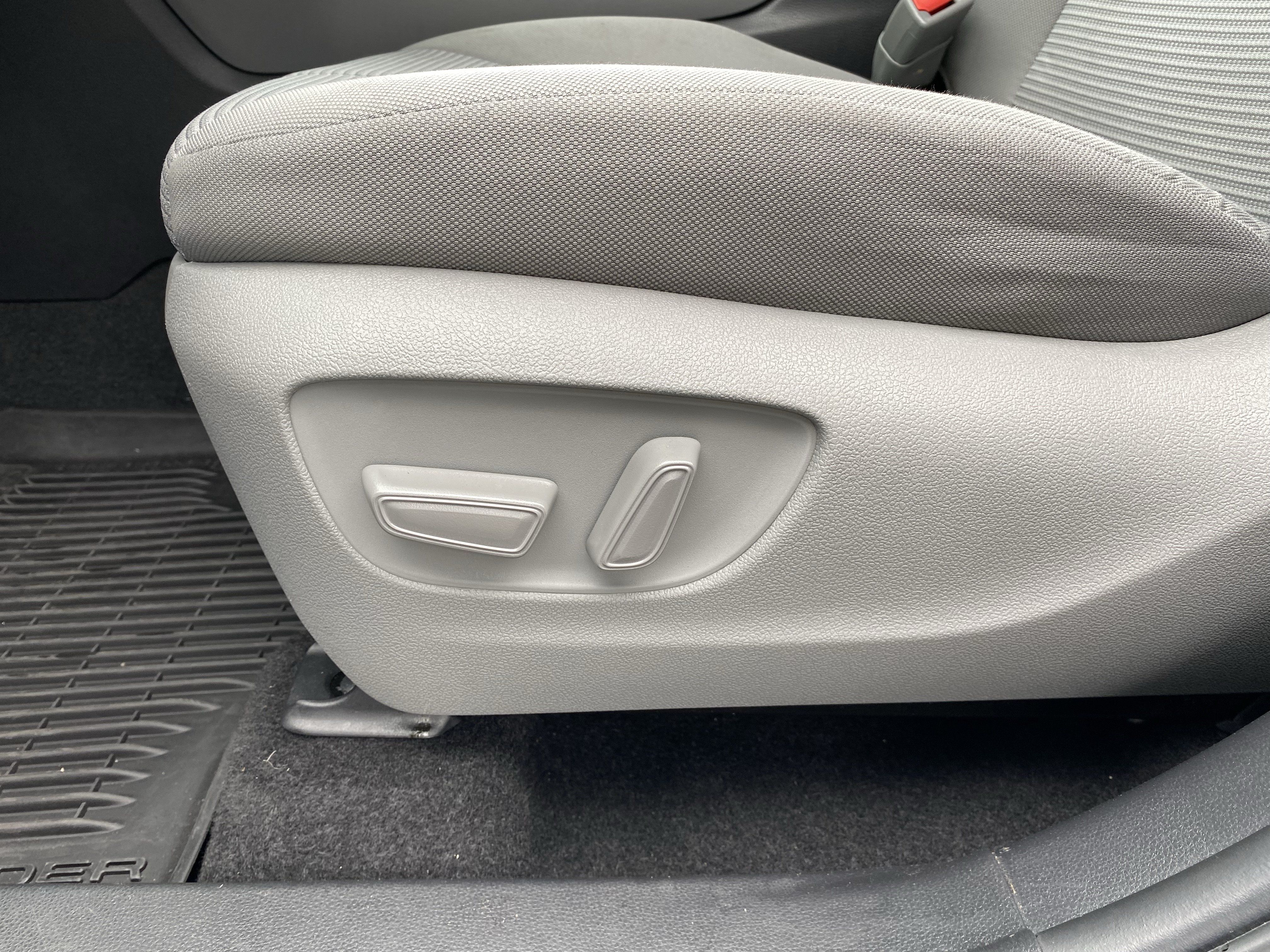 Used 2024 Toyota Highlander LE FWD image 24