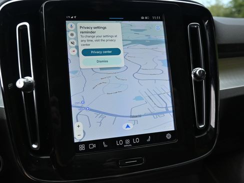 Used 2025 Volvo XC40 B5 Core image 29