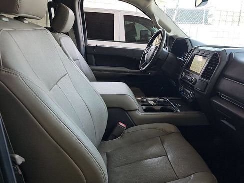 Used 2018 Ford Expedition XLT w/ Equipment Group 202A AWD/4WD image 24